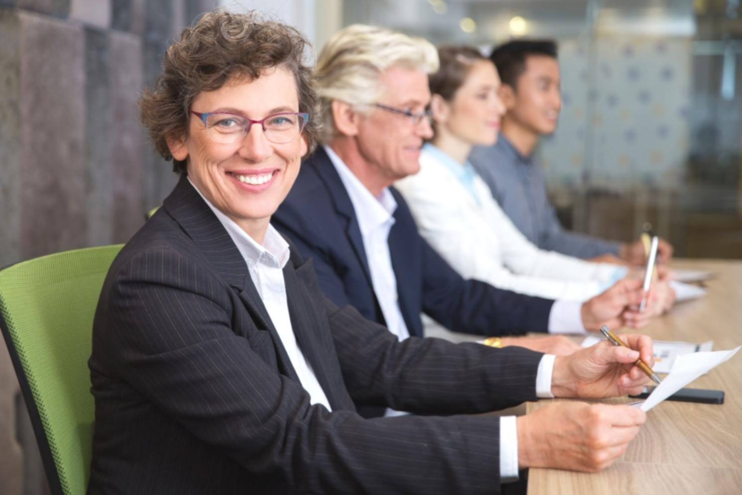 Tableau de bord d'analyse financière avec graphiques et indicateurs