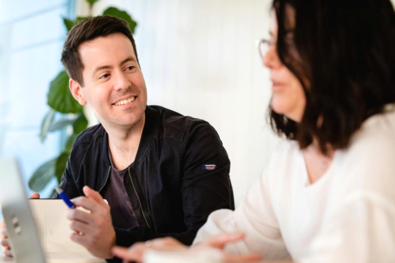 Interface du simulateur de budget familial avec différents scénarios